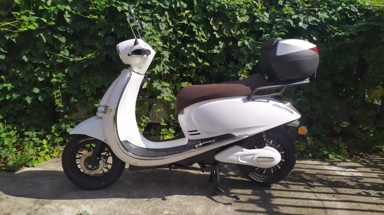 Skuter_elektryczny_EFUN_PUSA_white.jpg